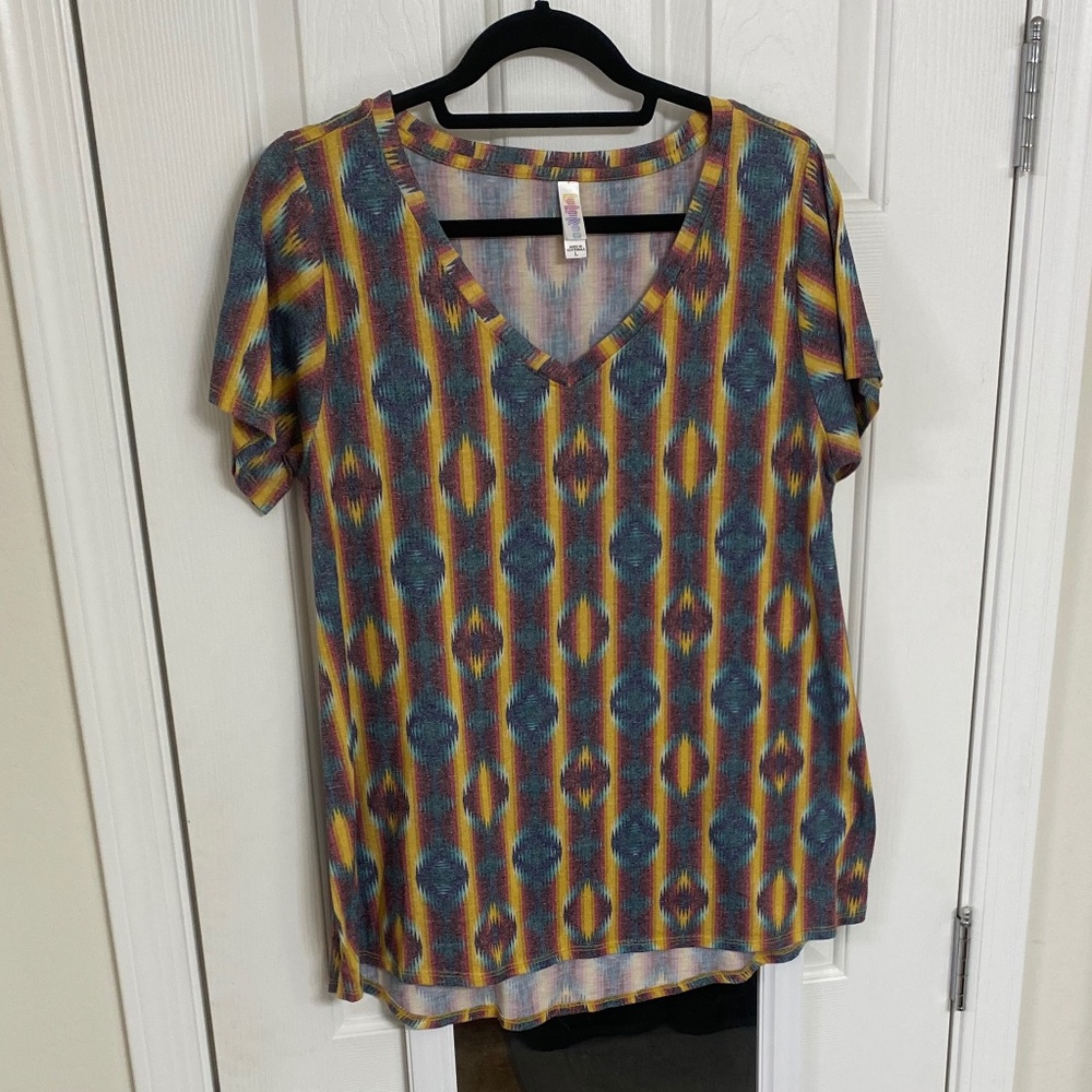 Like New - LulaRoe Christy T - short sleeve V-Neck Top (L)